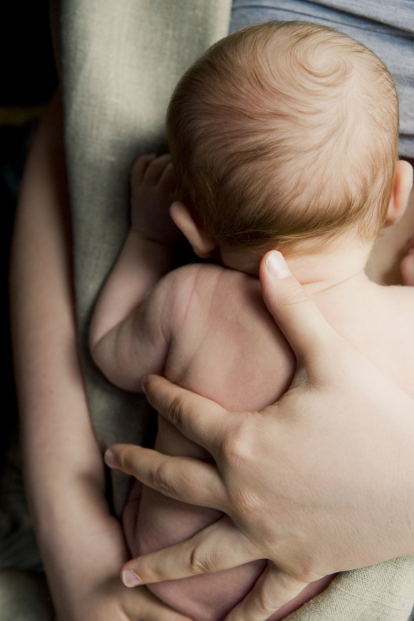 Baby mit Hand auf Rücken