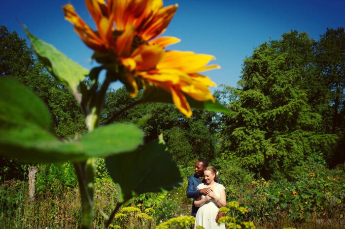 Emotionale Hochzeitsfotografie eines Brautpaares