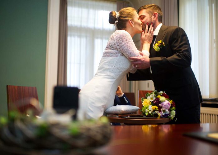 Emotionale Hochzeitsfotografie eines Brautpaares
